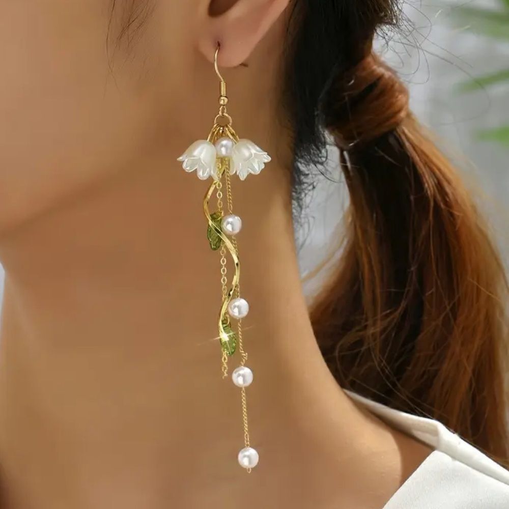 White flower drop earrings M32